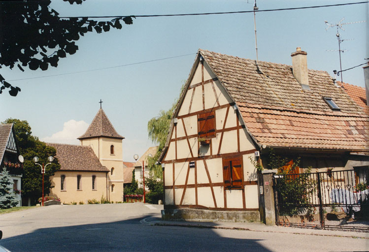 Grand'rue, vue d'ensemble vers l'église catholique.