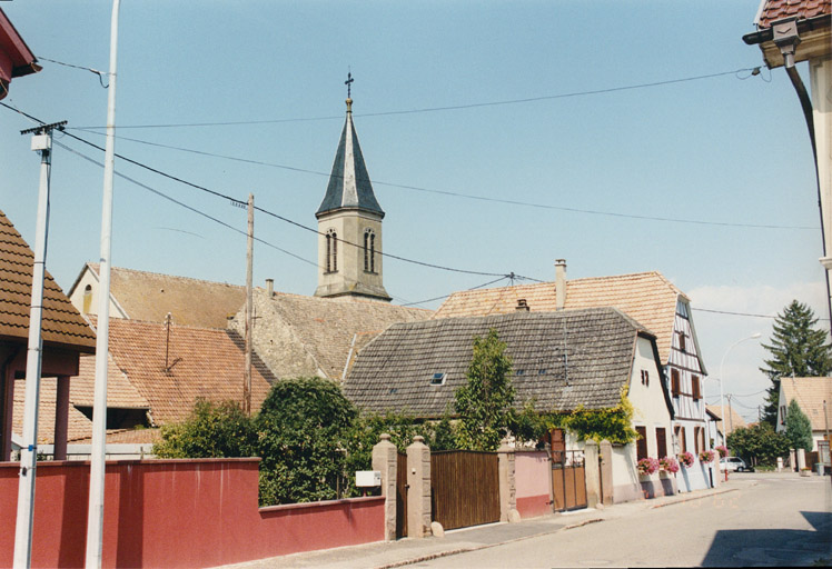 Grand'rue, vue d'ensemble depuis la rue d'Alsace, vers l'église protestante.