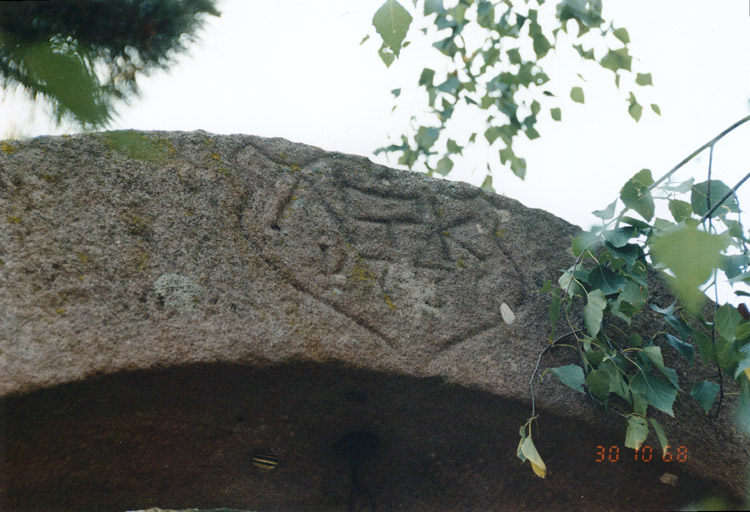 Ferme des Quatre Vents : détail de l'arceau du puits avec date, initiales et emblème.