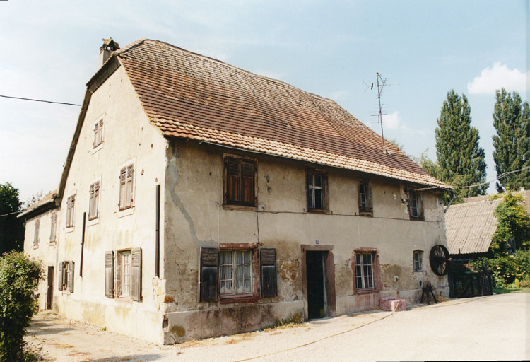 Vue d'ensemble du bâtiment de la meunerie et, à l'arrière, le logis du meunier.