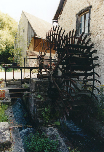 Vue d'ensemble du bief, système de vanne et roue à aubes.