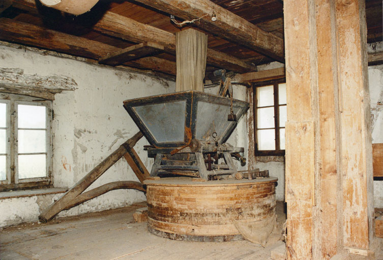 1er étage : meule et trémie.