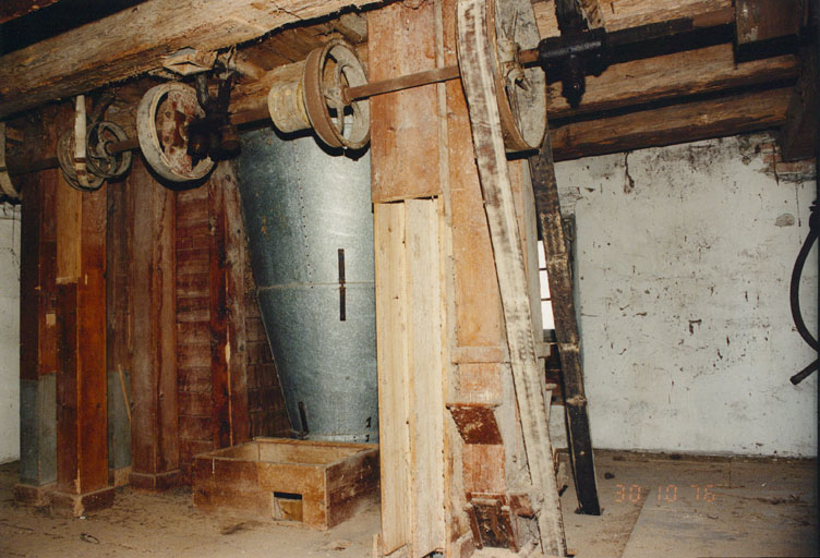 1er étage : conduits en bois et système de transmission.