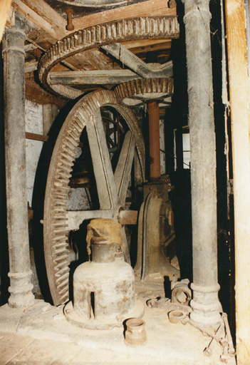Rez-de-chaussée (partie est) : système d'engrenage de la meunerie.