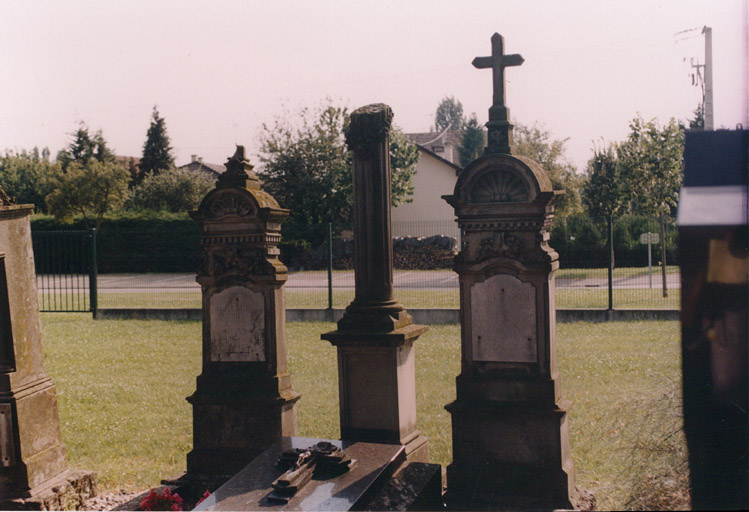 Cimetière ; monuments sépulcraux de la famille Buhart-Herrscher