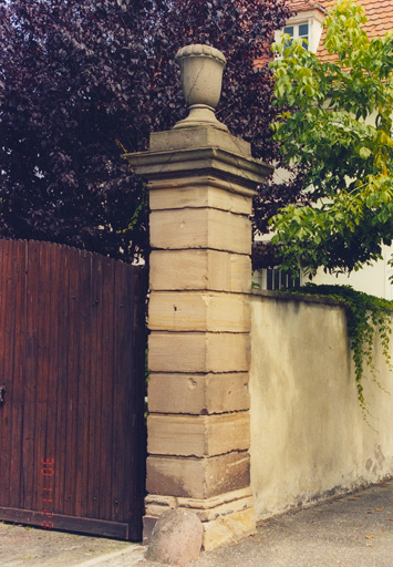 Vue de détail du pilier de la cour.