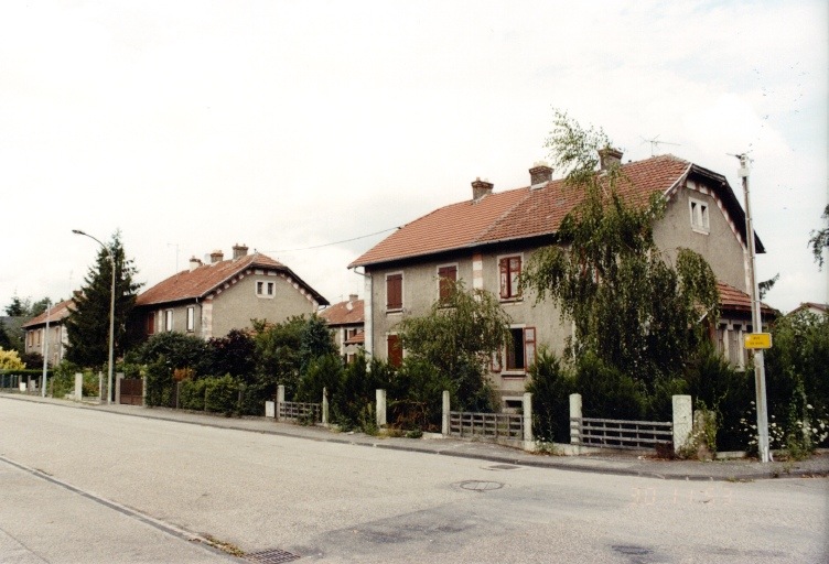 Vue d'ensemble de la cité, depuis l'est, rue de Buhl.
