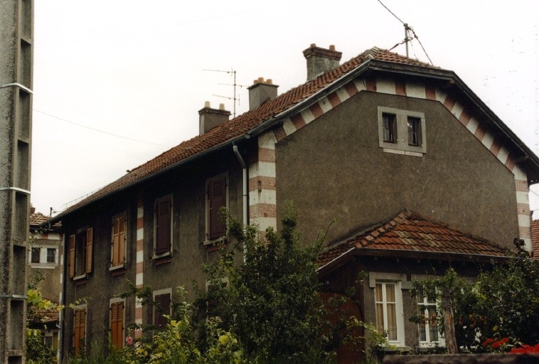 Ensemble de 4 logements : vue du pignon et du gouttereau arrière.