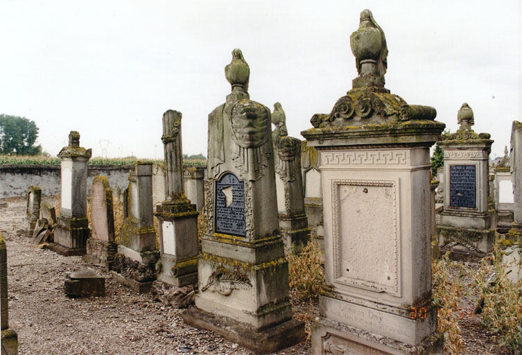 Monuments sépulcraux, limite 19-20e siècle. Vue d'ensemble.