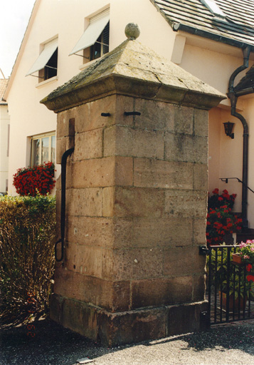 Edicule A ; puits en pierre de taille avec pompe.