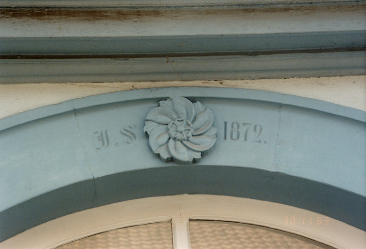 Vue de détail du linteau de la porte.