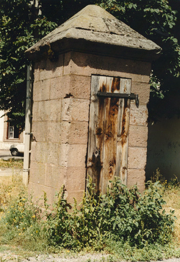 Edicule C ; puits en pierre de taille.