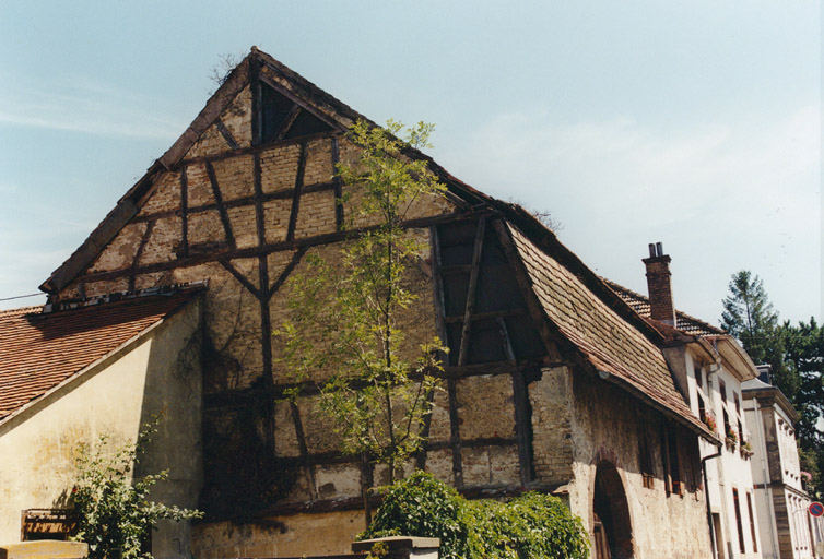 Vue d'ensemble du pignon en pan de bois depuis l'ouest.