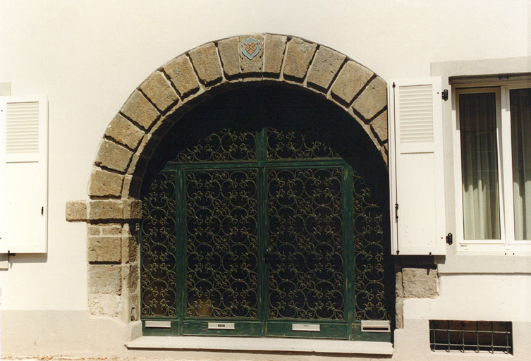 Porte cochère en plein cintre.