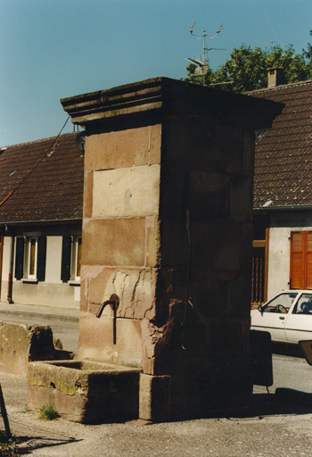 Edicule D ; abreuvoir en pierre de taille.