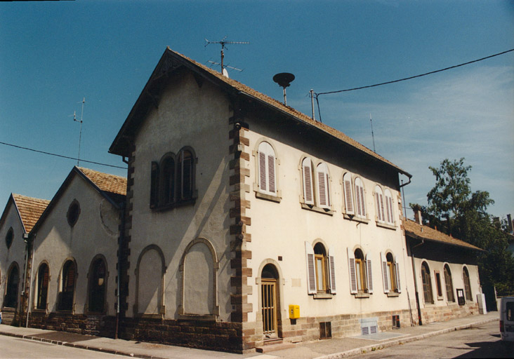 Vue d'ensemble depuis le sud-ouest d'anciens ateliers d'usine.