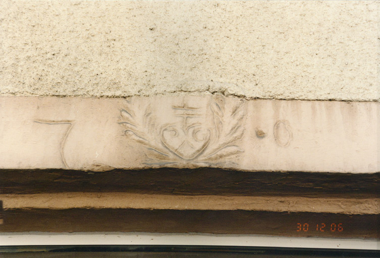 Vue de détail d'un linteau de porte.