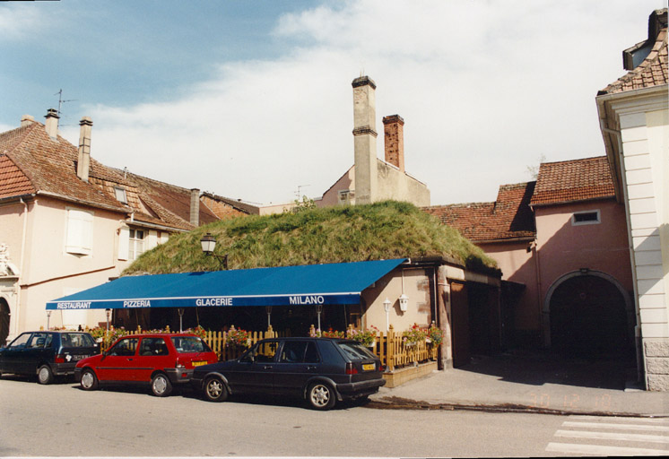 Vue d'ensemble, depuis la rue à l'ouest, d'une casemate.