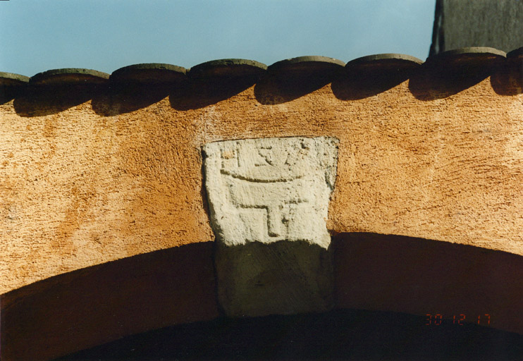 Vue de détail d'un claveau de la porte cochère.