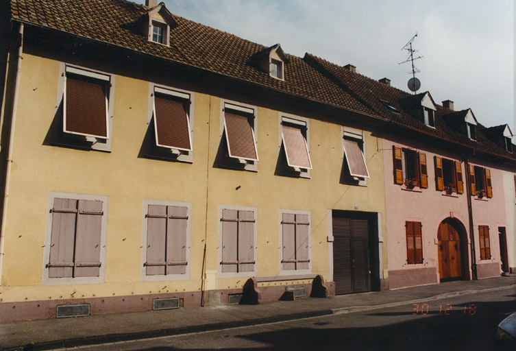 Vue d'ensemble d'un alignement de maisons.