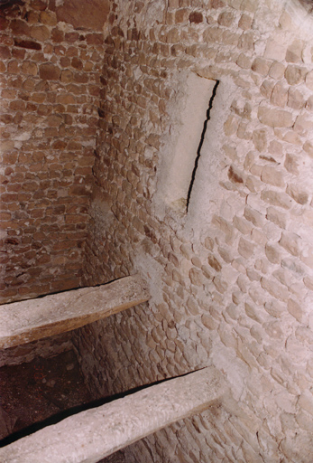 Maçonnerie du clocher, à l'étage. Vue de détail.