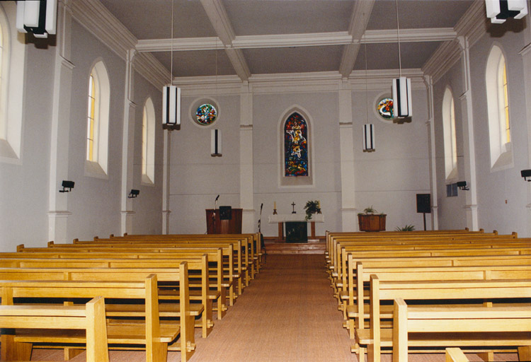 Vue d'ensemble de l'intérieur: la nef et le choeur depuis l'entrée.