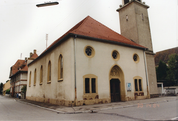 Vue d'ensemble de la façade et de la nef de l'église luthérienne, depuis l'ouest.