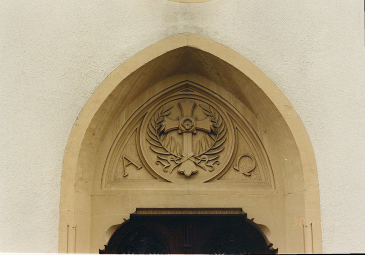 Vue de détail du tympan du porche d'entrée.