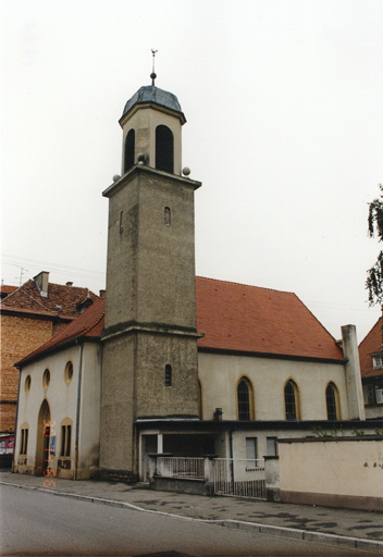 Vue d'ensemble de la façade et du clocher, depuis le sud.