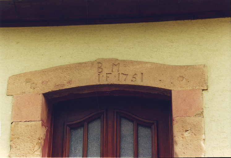 Détail du linteau de la porte.