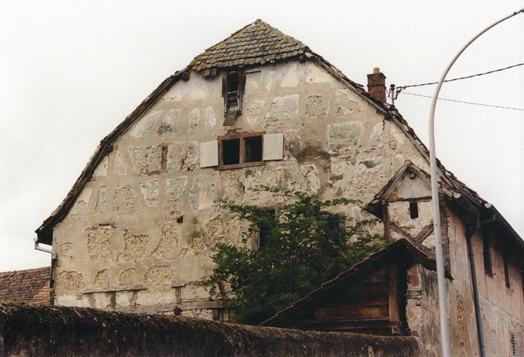 Pignon est : pigeonnier (partie supérieure) et latrines situées sur le mur de clôture.