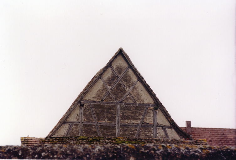 Pignon d'une dépendance.