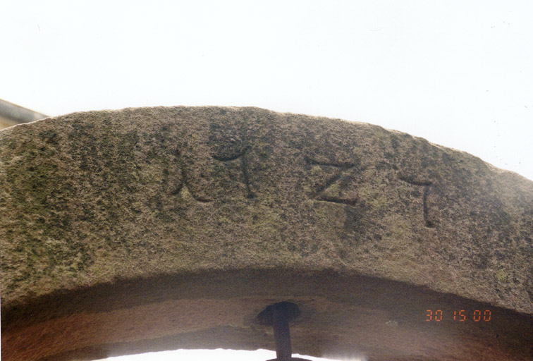 Date de 1727 inscrite sur le puits. Vue de détail.