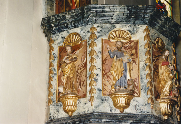 Détail de la cuve, avec saint Matthieu et saint Marc.