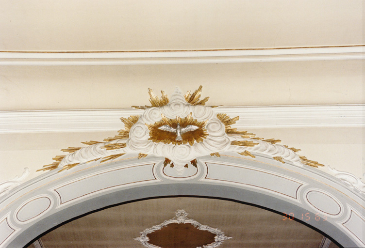 Détail du décor de l'arc surbaissé séparant la nef du choeur ; décor en stuc du plafond du choeur.