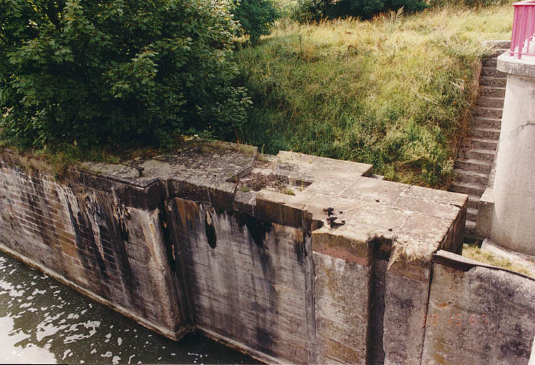 Ecluse n°53, vue d'ensemble de la berge en grès, briques et béton.