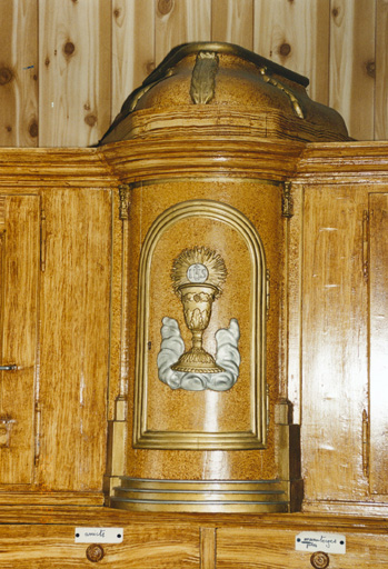 Tabernacle de sacristie, avec décor rapporté.