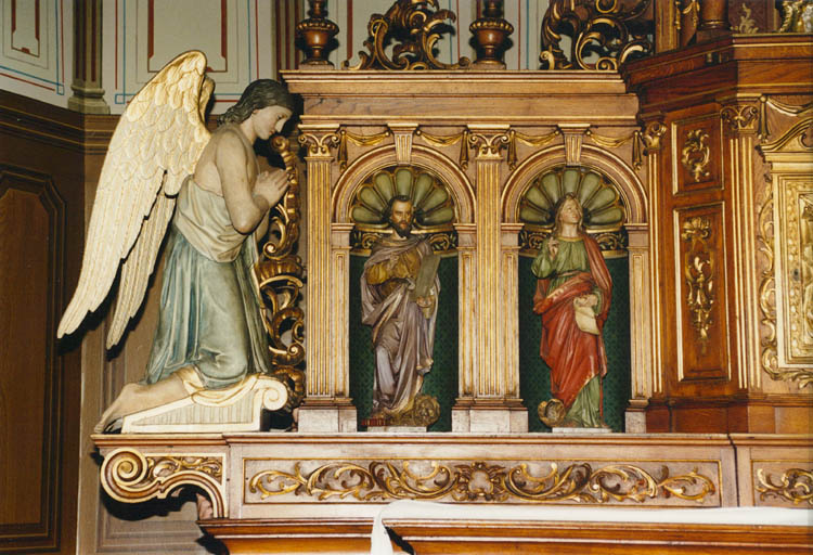 Retable du maître-autel, avec un ange adorateur et les statues de saint Marc et saint Jean. Vue de détail de la partie gauche.