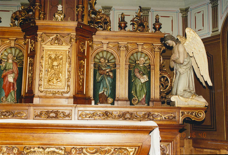 Retable du maître-autel, avec le tabernacle, un ange adorateur et les statues de saint Luc et de saint Matthieu. Vue de détail de la partie droite