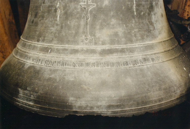 Inscription et crucifix. Vue de détail.