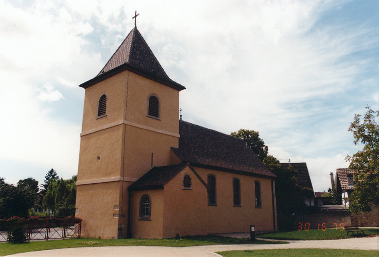 Vue d'ensemble de la tour-choeur, la sacristie et la nef depuis le nord-est.