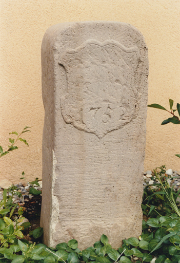 Borne B, déplacée, avec date 1752 et armoiries des Wurtemberg.