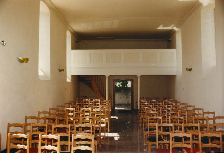 Intérieur de la nef, vers la tribune.