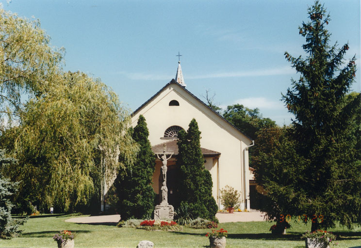 Parvis de la chapelle.