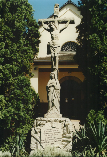 Croix, devant la chapelle, par Ebert, 1880. Vue d'ensemble.