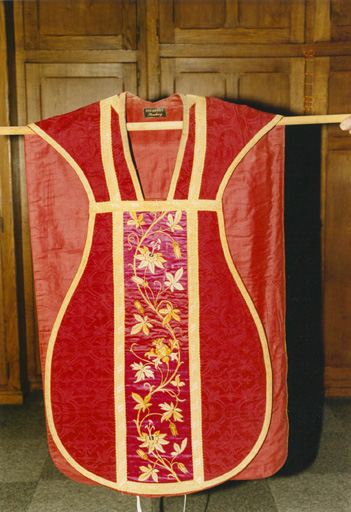 Chasuble rouge, avec marque ' Dufrenoy, Strasbourg '. Vue de face.