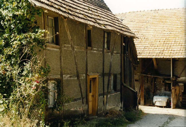 Gouttereau est du logis, avec l'entrée.