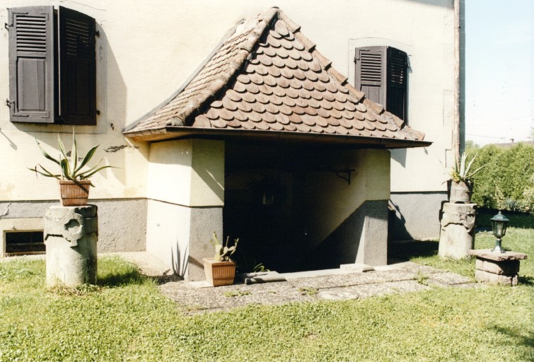 Pignon sud : accès extérieur à la cave. Vue de détail.