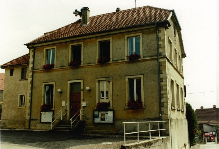 Vue d'ensemble de la mairie depuis l'ouest.