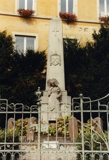 Vue d'ensemble du Monument aux morts depuis le sud-est.